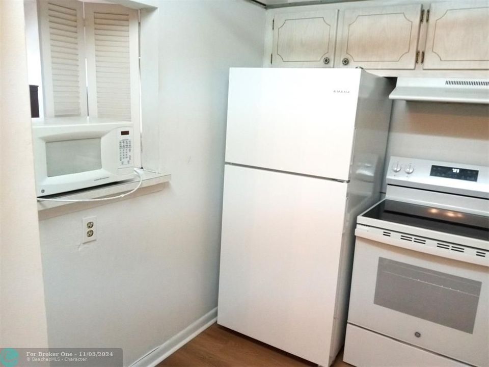 For Sale: $99,000 (1 beds, 1 baths, 595 Square Feet)