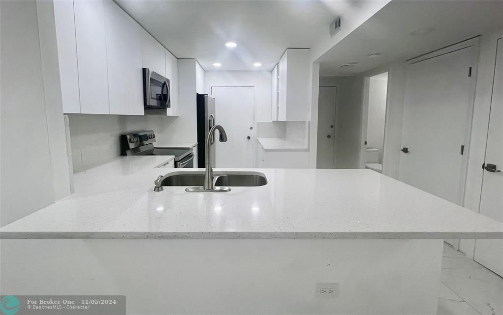 For Sale: $415,000 (1 beds, 1 baths, 844 Square Feet)