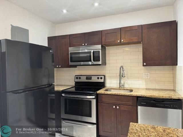 For Sale: $2,250 (2 beds, 2 baths, 940 Square Feet)