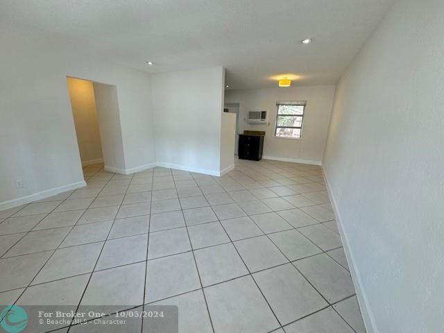 For Sale: $2,250 (2 beds, 2 baths, 940 Square Feet)