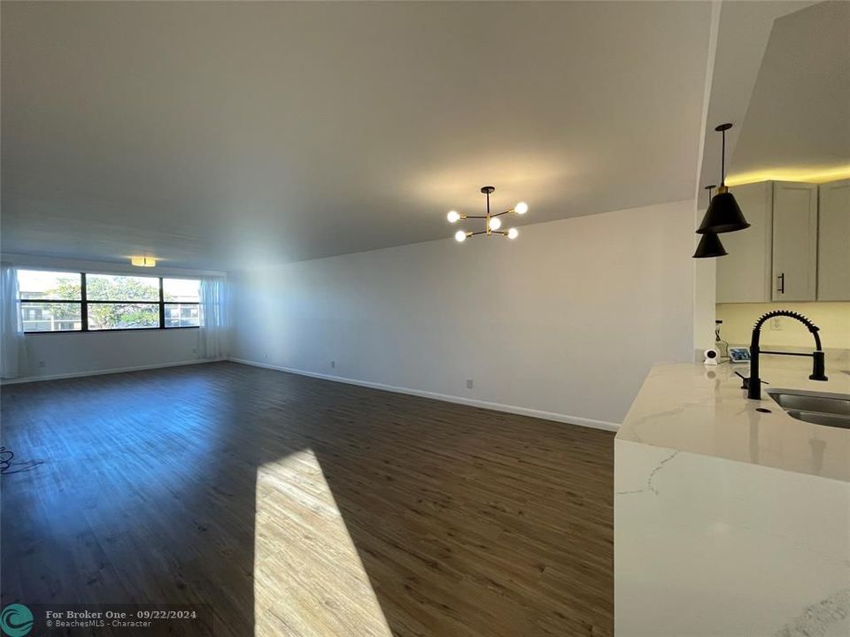 For Sale: $249,000 (2 beds, 2 baths, 1370 Square Feet)