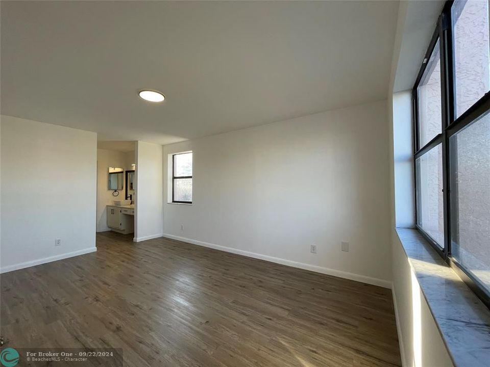 For Sale: $249,000 (2 beds, 2 baths, 1370 Square Feet)