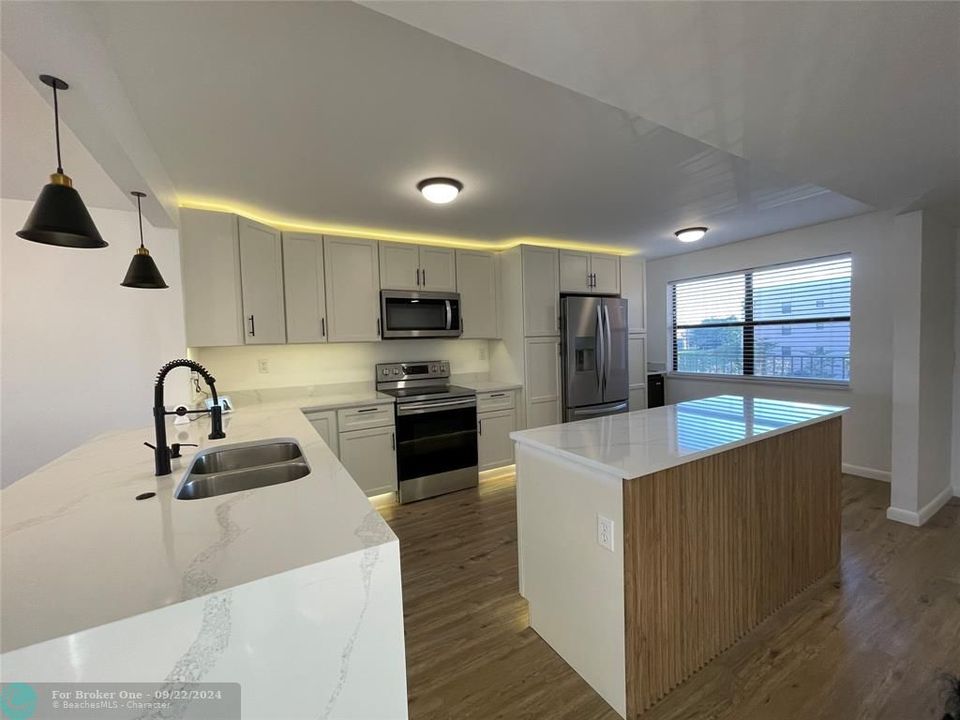 For Sale: $249,000 (2 beds, 2 baths, 1370 Square Feet)