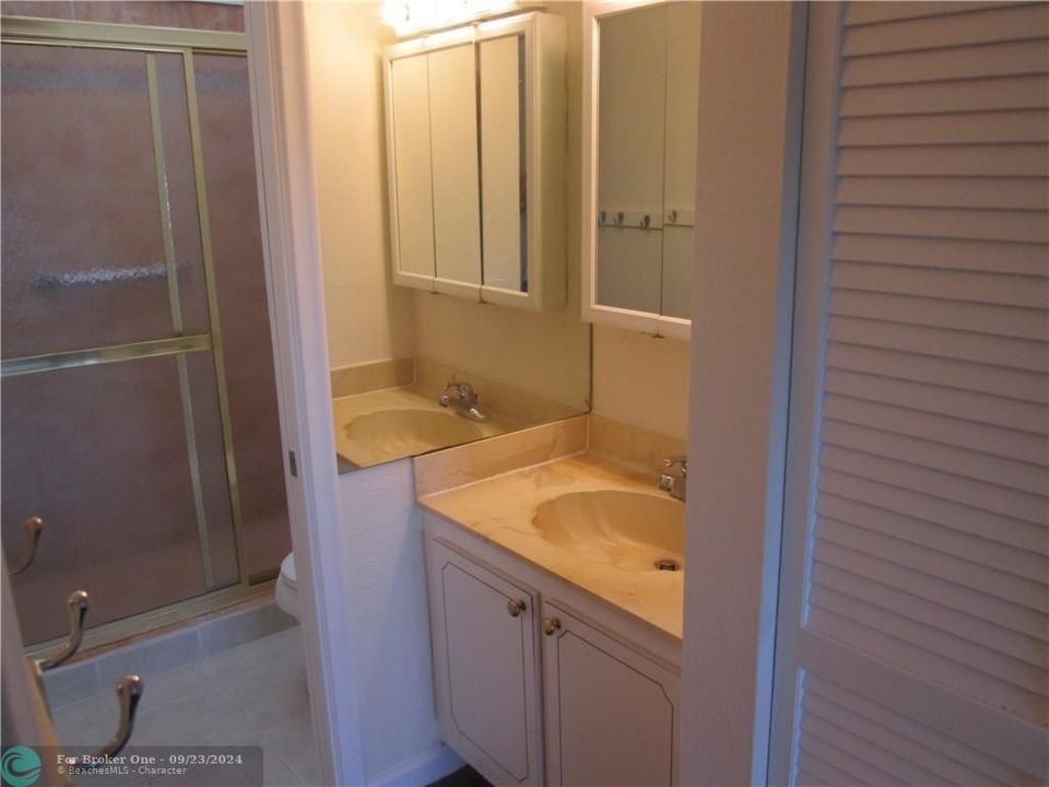 For Rent: $1,950 (1 beds, 1 baths, 850 Square Feet)