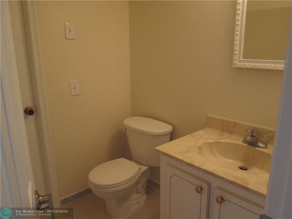 For Rent: $1,950 (1 beds, 1 baths, 850 Square Feet)