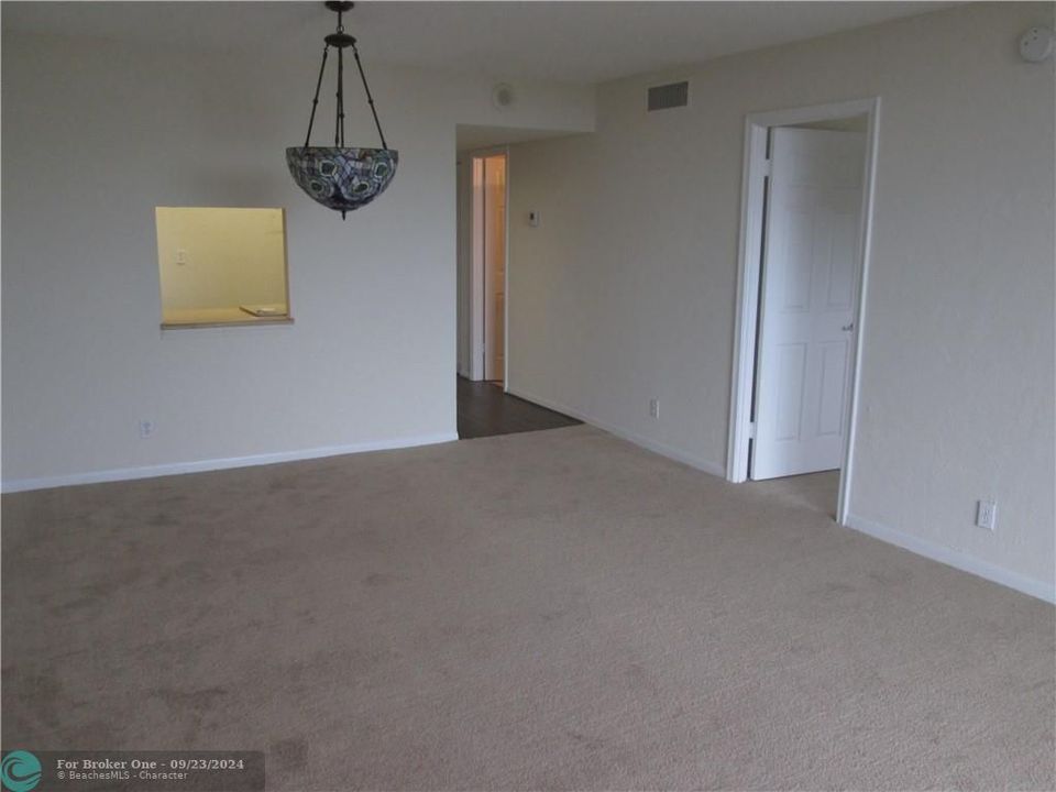 For Rent: $1,950 (1 beds, 1 baths, 850 Square Feet)