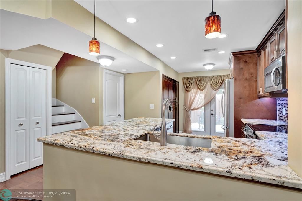 For Sale: $399,995 (2 beds, 2 baths, 1230 Square Feet)