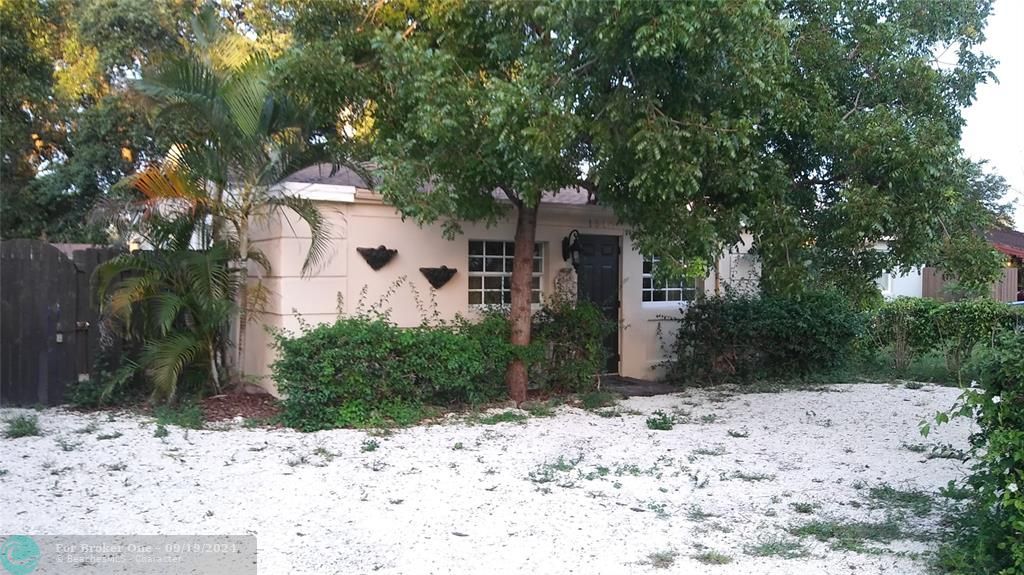 For Rent: $2,995 (4 beds, 2 baths, 910 Square Feet)