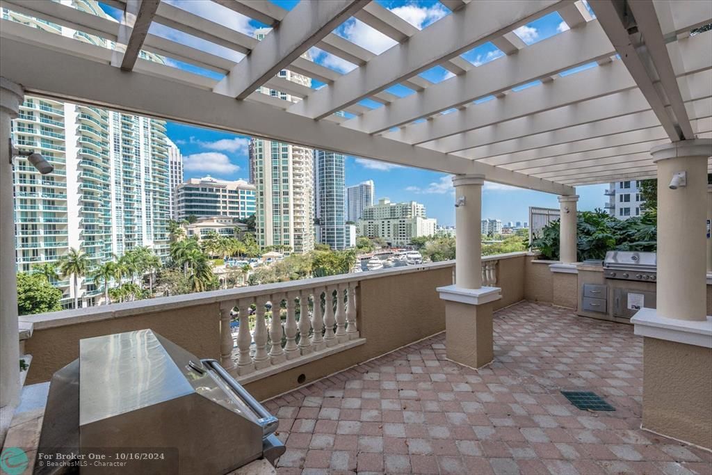 For Sale: $439,500 (1 beds, 1 baths, 808 Square Feet)