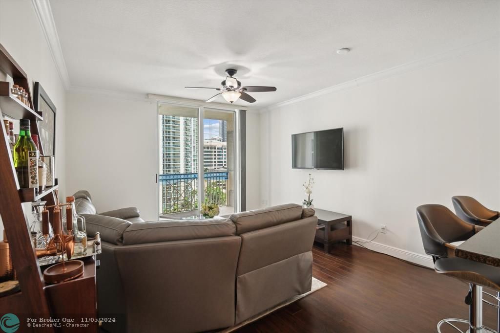 For Sale: $439,500 (1 beds, 1 baths, 808 Square Feet)