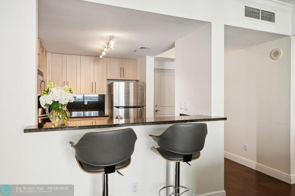 For Sale: $439,500 (1 beds, 1 baths, 808 Square Feet)