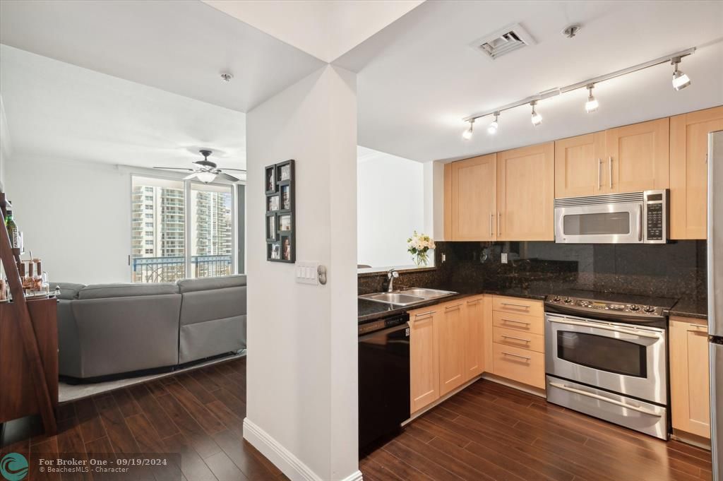 For Sale: $439,500 (1 beds, 1 baths, 808 Square Feet)