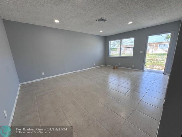 For Sale: $1,900 (3 beds, 1 baths, 855 Square Feet)