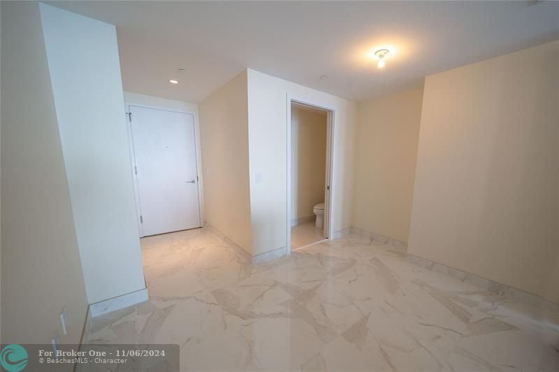 Active With Contract: $4,500 (1 beds, 2 baths, 945 Square Feet)