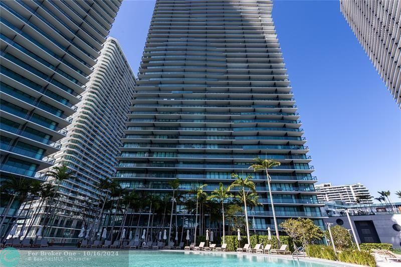 Active With Contract: $4,500 (1 beds, 2 baths, 945 Square Feet)