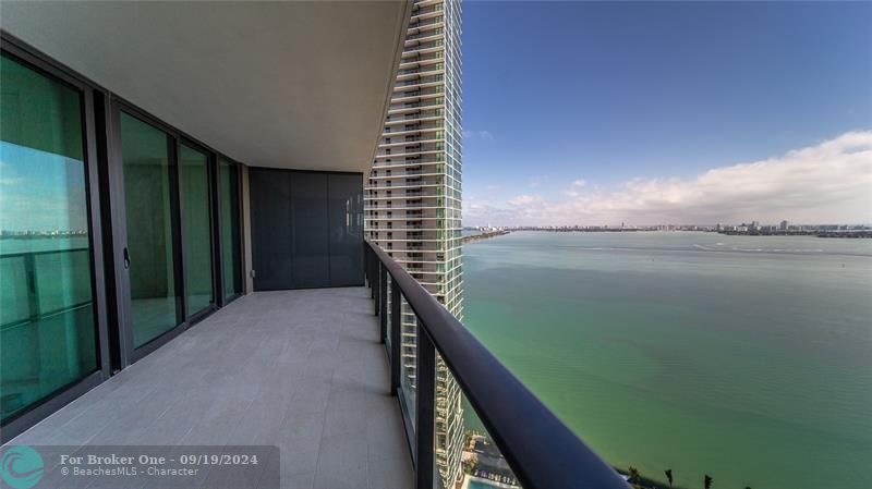 Active With Contract: $4,500 (1 beds, 2 baths, 945 Square Feet)