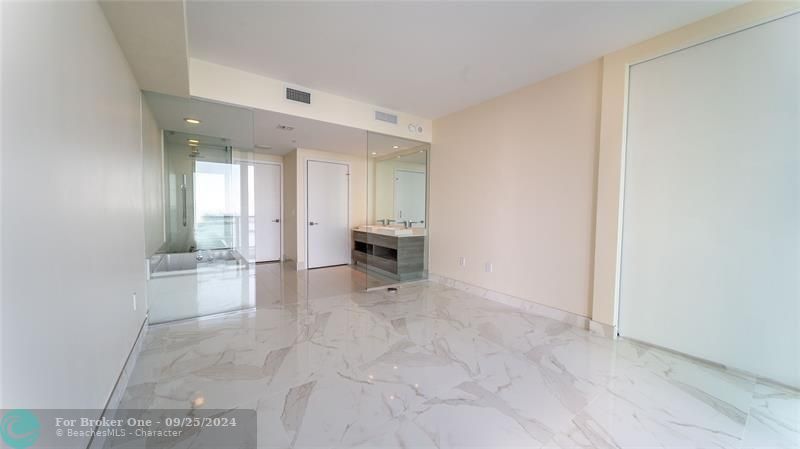 Active With Contract: $4,500 (1 beds, 2 baths, 945 Square Feet)