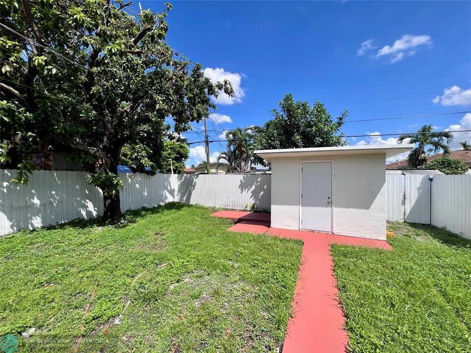 Active With Contract: $3,500 (3 beds, 2 baths, 1600 Square Feet)