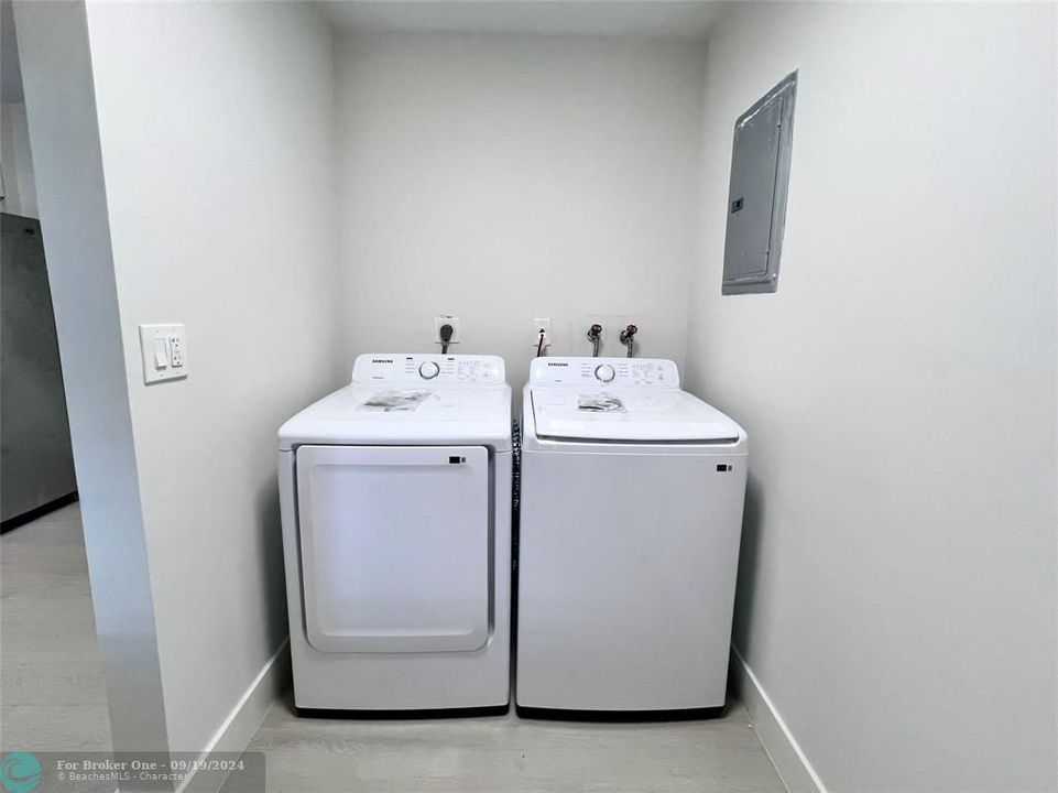 Active With Contract: $3,500 (3 beds, 2 baths, 1600 Square Feet)