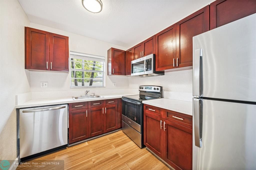 For Sale: $170,000 (1 beds, 1 baths, 736 Square Feet)