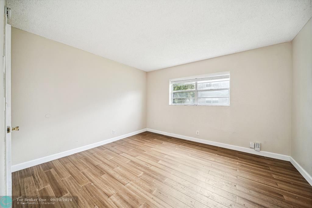 For Sale: $170,000 (1 beds, 1 baths, 736 Square Feet)