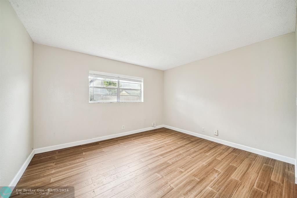 For Sale: $170,000 (1 beds, 1 baths, 736 Square Feet)