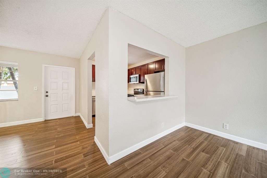 For Sale: $170,000 (1 beds, 1 baths, 736 Square Feet)