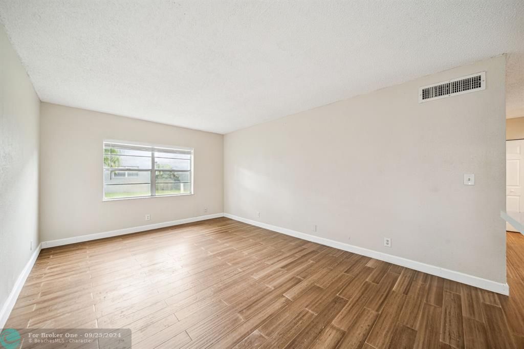 For Sale: $170,000 (1 beds, 1 baths, 736 Square Feet)