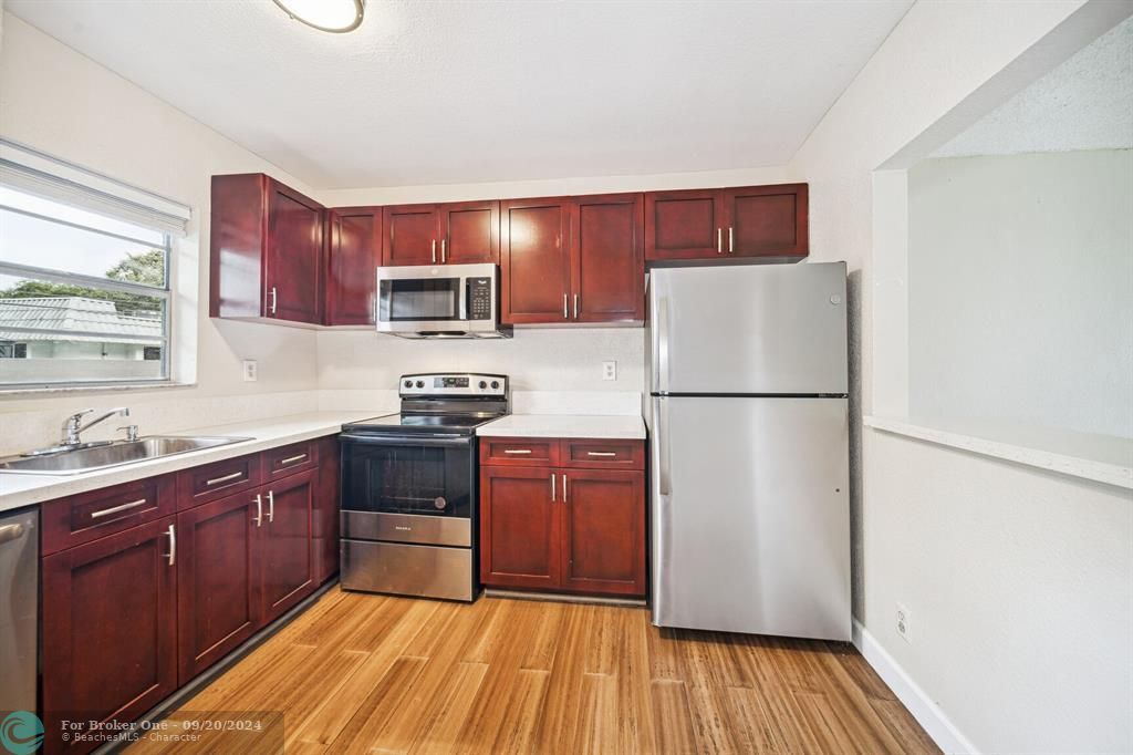 For Sale: $170,000 (1 beds, 1 baths, 736 Square Feet)