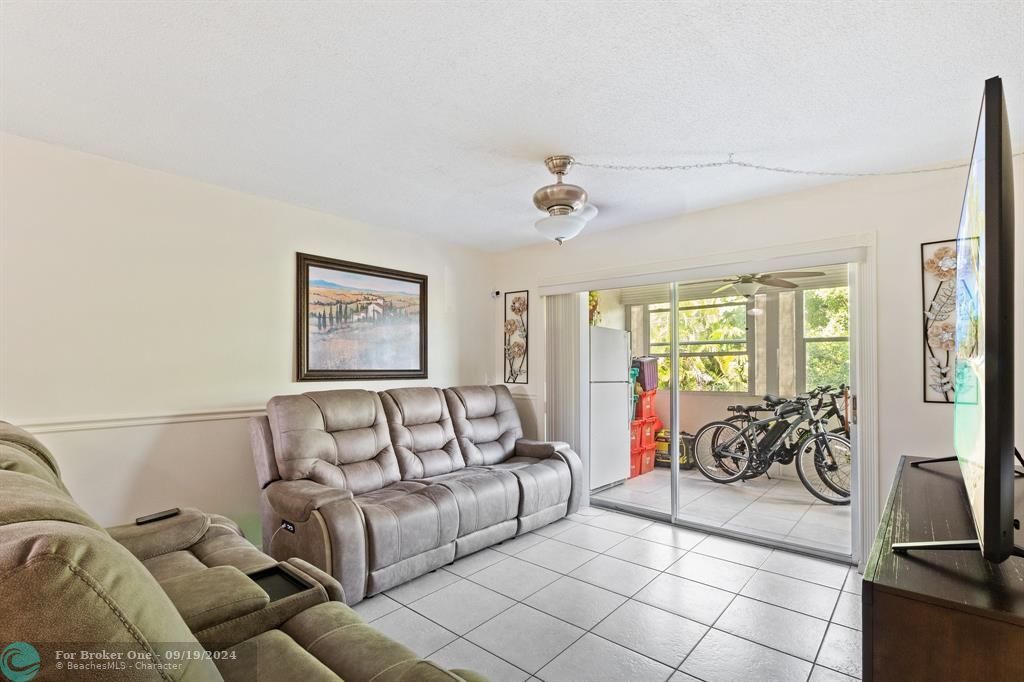 For Sale: $138,000 (2 beds, 2 baths, 958 Square Feet)