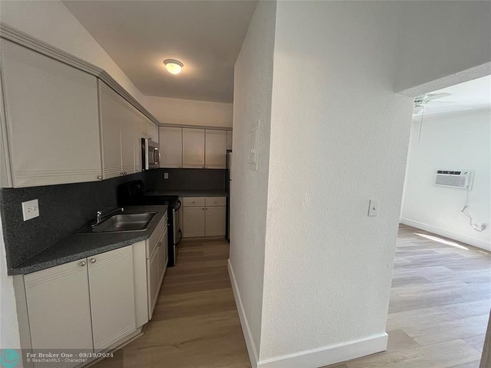 For Sale: $233,000 (0 beds, 1 baths, 431 Square Feet)