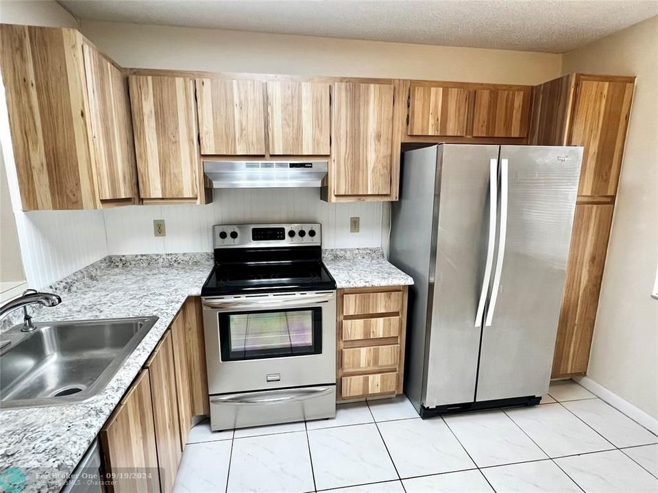 For Sale: $216,000 (2 beds, 2 baths, 1040 Square Feet)