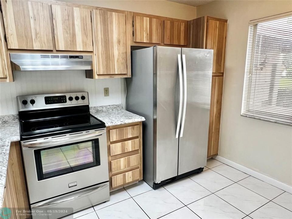 For Sale: $216,000 (2 beds, 2 baths, 1040 Square Feet)