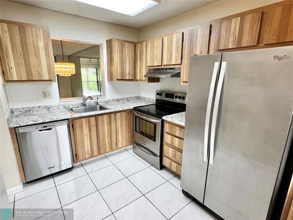 For Sale: $216,000 (2 beds, 2 baths, 1040 Square Feet)