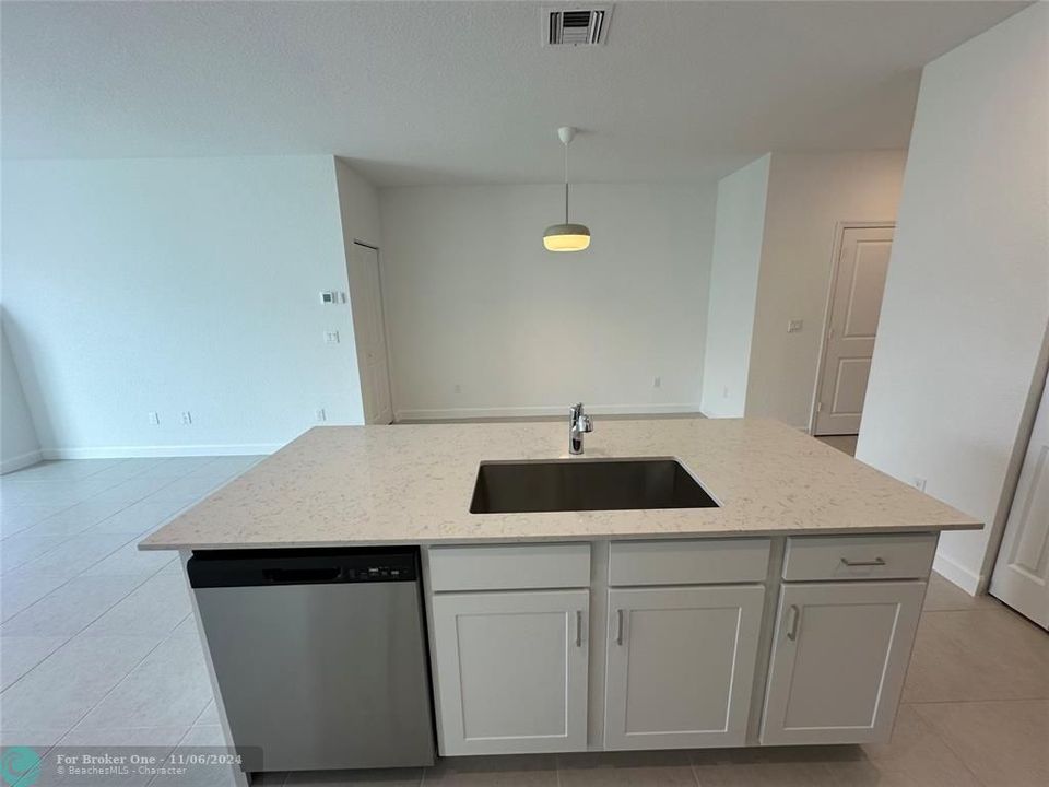 For Rent: $2,400 (3 beds, 2 baths, 1635 Square Feet)