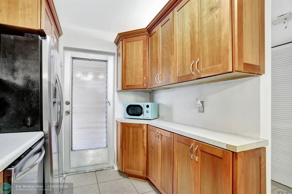 For Sale: $225,000 (2 beds, 2 baths, 984 Square Feet)