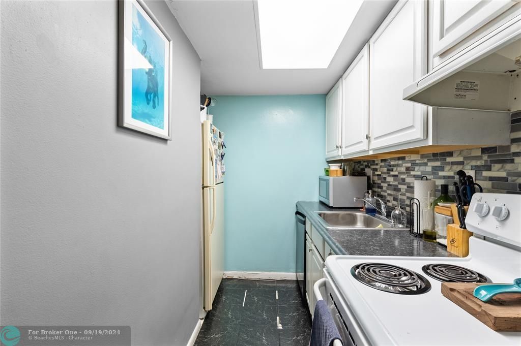 For Sale: $175,000 (1 beds, 1 baths, 580 Square Feet)