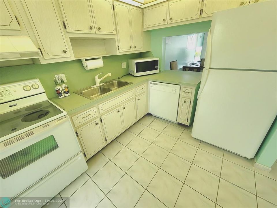 For Sale: $300,000 (2 beds, 2 baths, 1100 Square Feet)