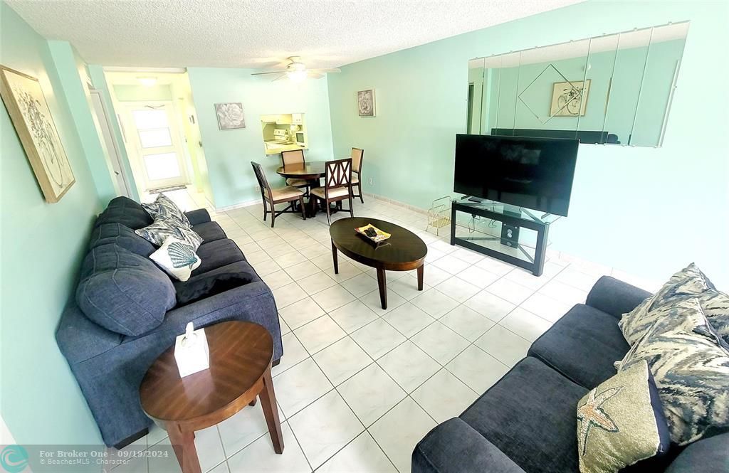 For Sale: $300,000 (2 beds, 2 baths, 1100 Square Feet)