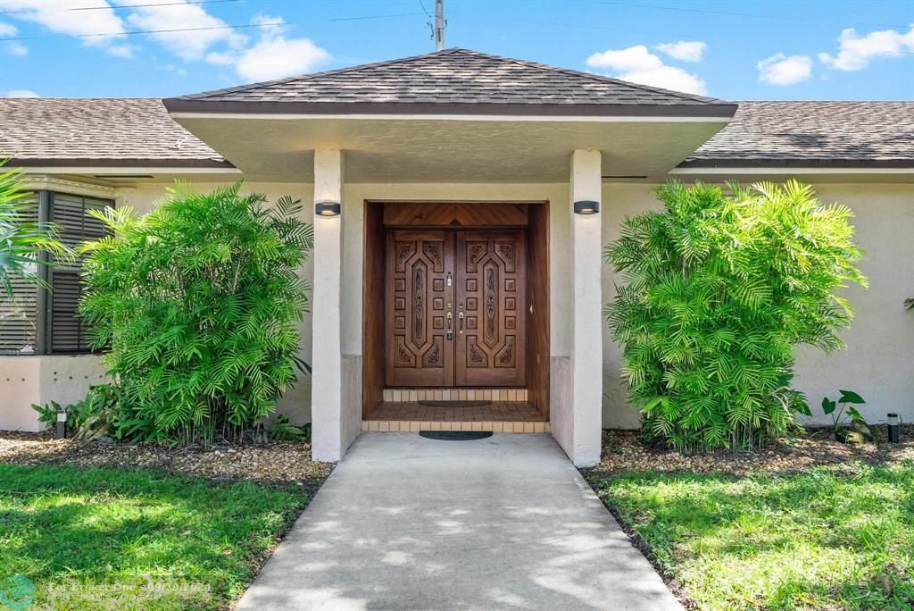 For Sale: $570,000 (3 beds, 2 baths, 1833 Square Feet)