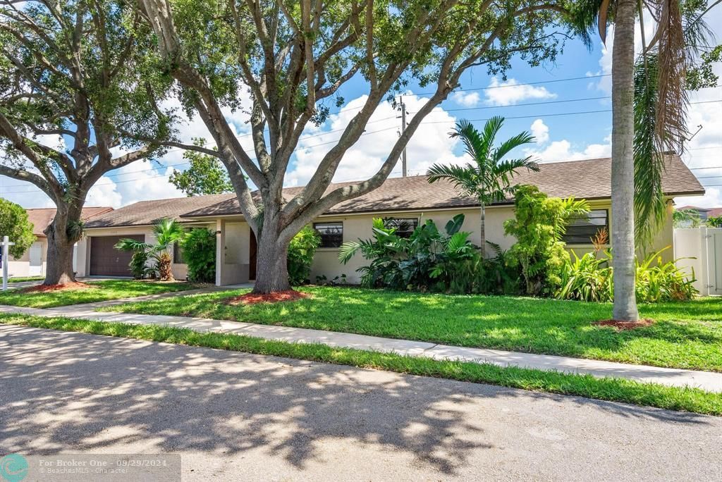 For Sale: $570,000 (3 beds, 2 baths, 1833 Square Feet)