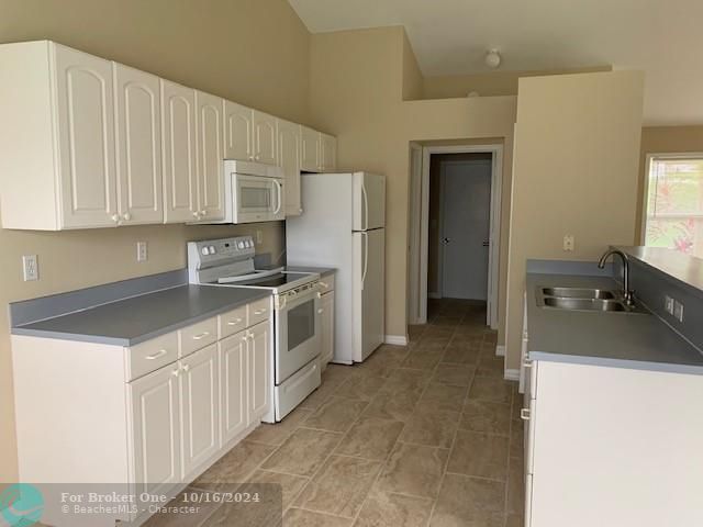 For Rent: $2,200 (3 beds, 2 baths, 1406 Square Feet)