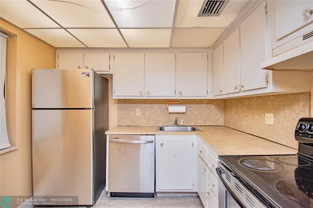 For Sale: $159,900 (1 beds, 1 baths, 808 Square Feet)