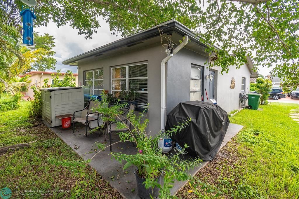 For Sale: $324,900 (2 beds, 1 baths, 1164 Square Feet)