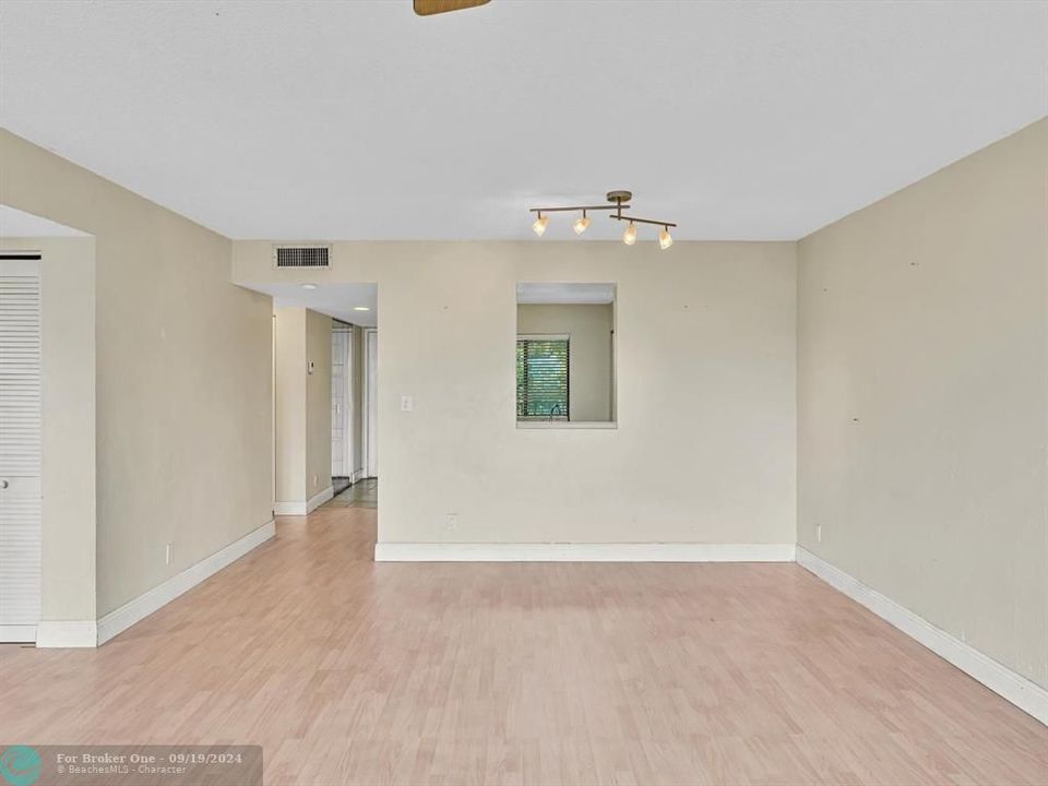 For Sale: $200,000 (2 beds, 2 baths, 1050 Square Feet)