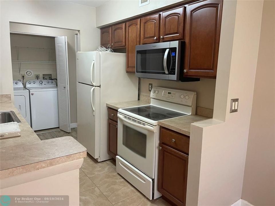 For Sale: $285,000 (2 beds, 2 baths, 850 Square Feet)