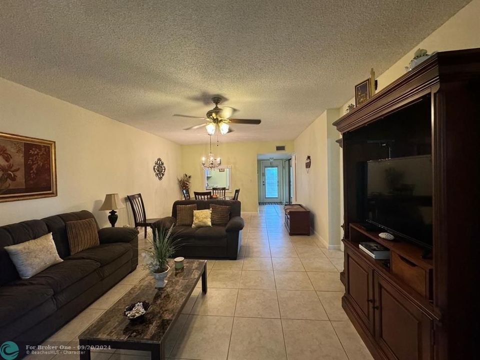 For Sale: $139,000 (2 beds, 2 baths, 990 Square Feet)