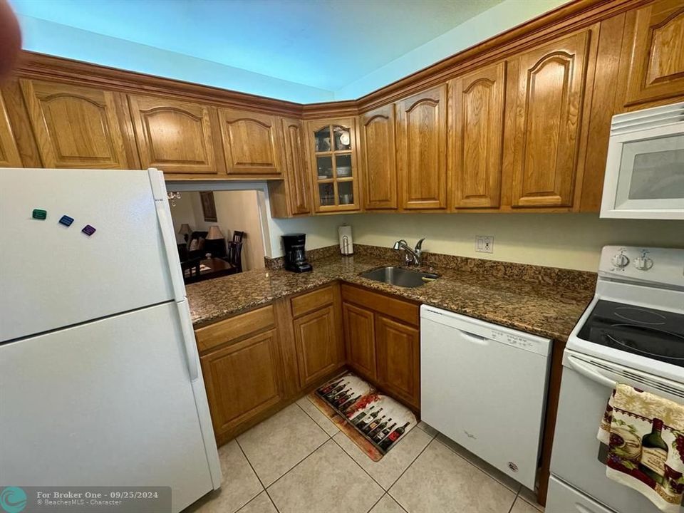 For Sale: $139,000 (2 beds, 2 baths, 990 Square Feet)