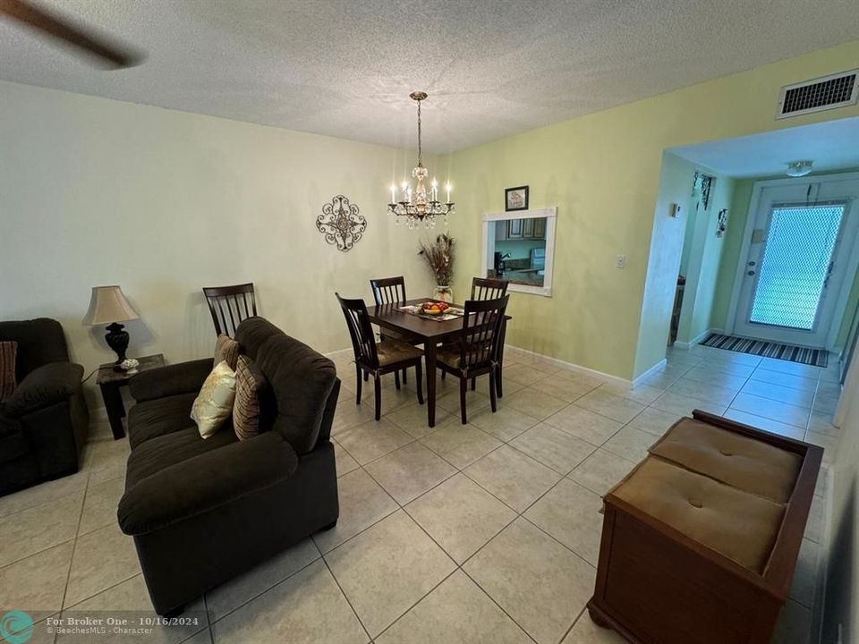 For Sale: $139,000 (2 beds, 2 baths, 990 Square Feet)