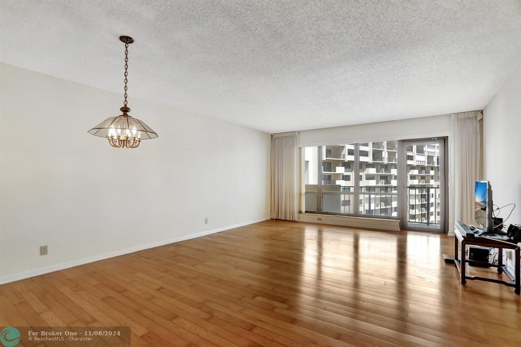 For Sale: $499,000 (1 beds, 1 baths, 1080 Square Feet)